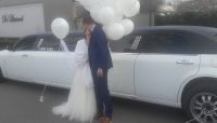 wit-zwarte-chrysler-limousine-huwelijk