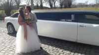 wit-zwarte-chrysler-limousine-huwelijkspaar