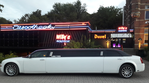 Foto limousine voor dancing Willy's Moustache in Willebroek