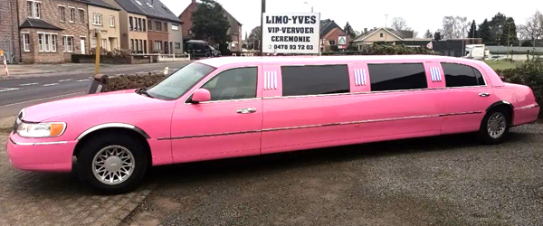 Roze Lincoln limousine