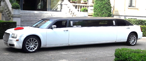 wit-zwarte Chrysler limousine
